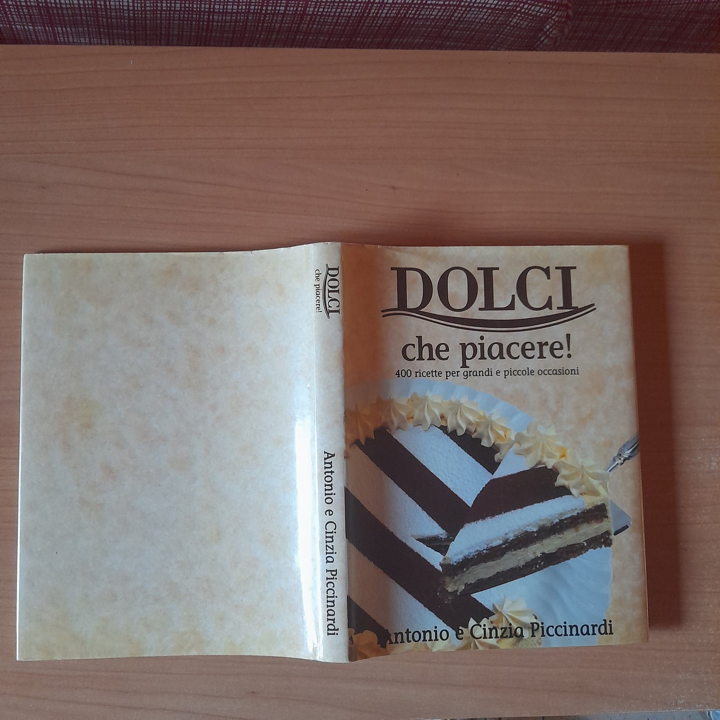 DOLCI CHE PIACERE!. 400 RICETTE PER GRANDI E PICCOLE OCCASIONI. ANTONIO E CINZIA PICCINARDI. EDIZIONE CDE SU LICENZA MONDADORI, 1992.