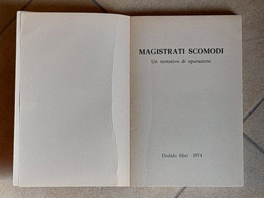 MAGISTRATI SCOMODI. UN TENTATIVO DI EPURAZIONE. AA.VV. DEDALO LIBRI. 1° EDIZIONE 1974. COLLANA: QUADERNI DI MAGISTRATURA DEMOCRATICA / 1.