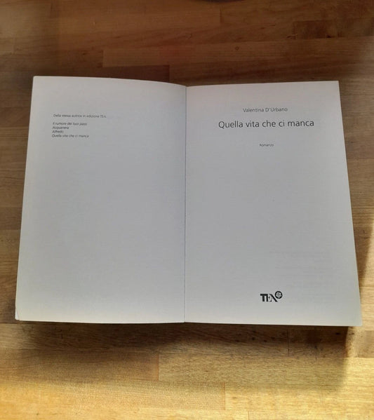 QUELLA VITA CHE CI MANCA. VALENTINA D'URBANO. TEA EDITRICE, 2017. COLLANA: TEA TANDEM. EDIZIONE SPECIALE TEA TANDEM.
