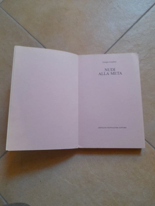 NUDI ALLA META. GIORGIO FORATTINI. ARNOLDO MONDADORI EDITORE. COLLANA: BIBLIOTECA UMORISTICA MONDADORI (BUM). 2° EDIZIONE, DICEMBRE 1985.