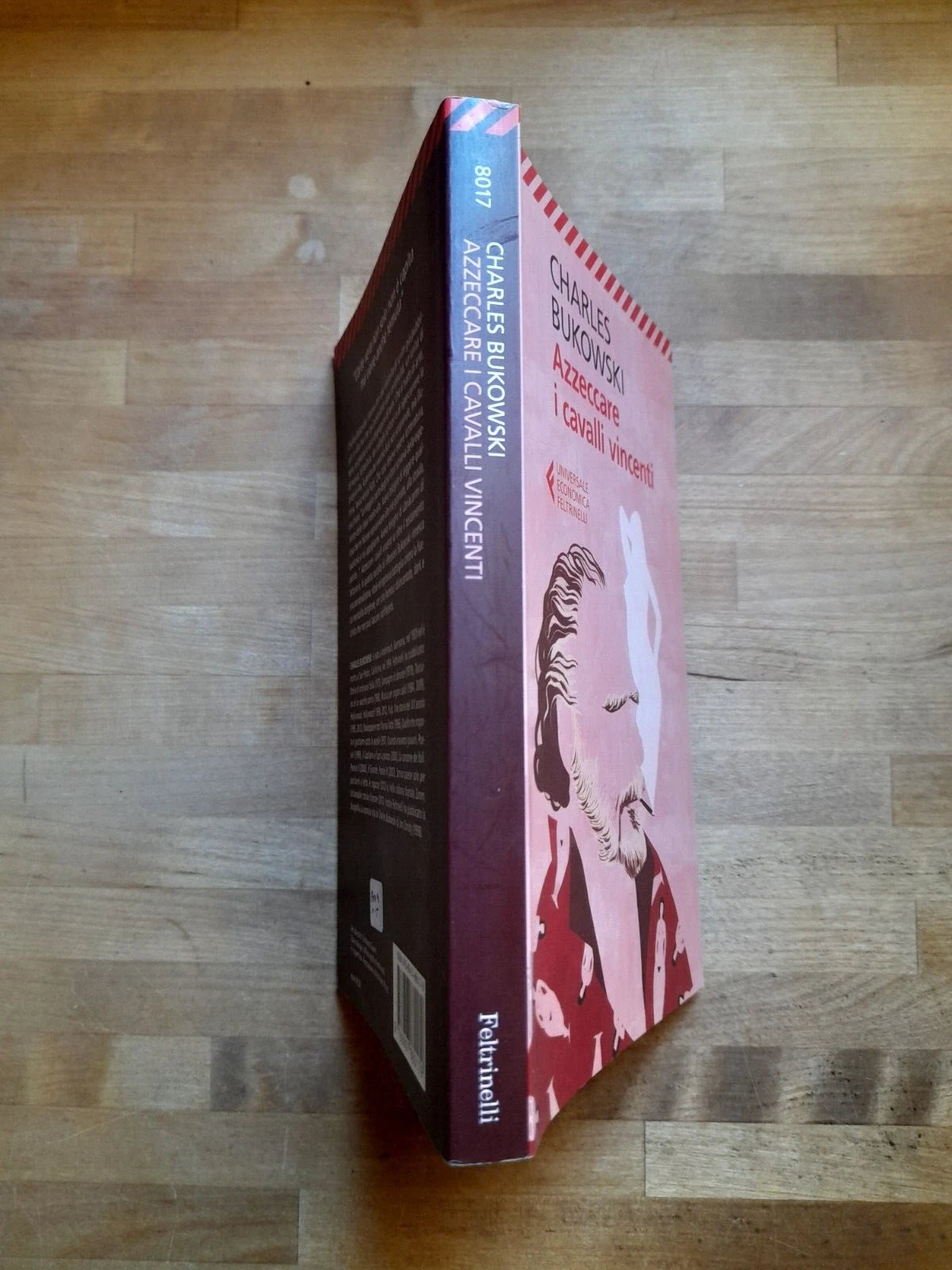 AZZECCARE I CAVALLI VINCENTI. CHARLES BUKOWSKI. FELTRINELLI EDITORE. COLLANA: UNIVERSALE ECONONOMICA FELTRINELLI 8017. 1° EDIZIONE 2013.