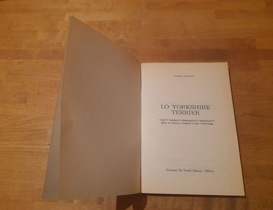 LO YORKSHIRE TERRIER. GIULIANA AZZIMONTI. DE VECCHI EDITORE, 1988. ORIGINE, STANDARD, ALIMENTAZIONE, EDUCAZIONE, IGIENE ED ESTETICA, MALATTIE E CURE, PSICOLOGIA.