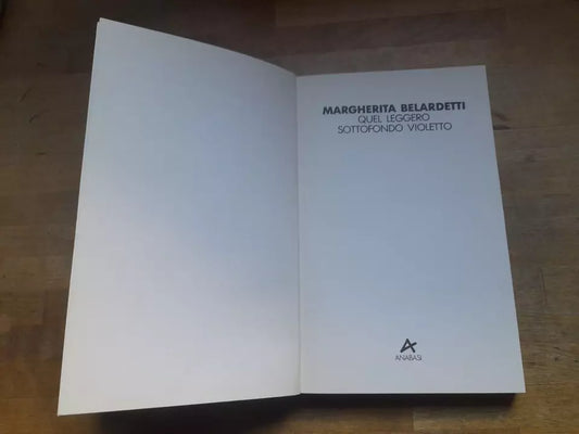 QUEL LEGGERO SOTTOFONDO VIOLETTO. MARGHERITA BELARDETTI. 1° EDIZIONE 1993. EDIZIONI ANABASI. COLLANA: ARIELE.