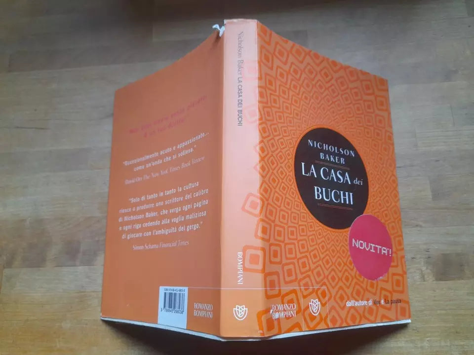 LA CASA DEI BUCHI. NICHOLSON BAKER. BOMPIANI EDITORE. 1° EDIZIONE BOMPIANI 2011. COLLANA: NARRATORI STRANIERI.