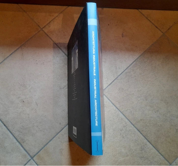 ARCHITETTURA INDUSTRIALE. GLAUCO GRESLERI - ENZO ZACCHIROLI. DAMIANI EDITORE, 2004. BILINGUE: ITALIANO - INGLESE.