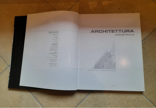 ARCHITETTURA INDUSTRIALE. GLAUCO GRESLERI - ENZO ZACCHIROLI. DAMIANI EDITORE, 2004. BILINGUE: ITALIANO - INGLESE.