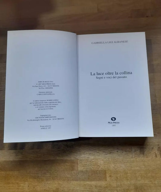 LA LUCE OLTRE LA COLLINA. SEGNI E VOCI DEL PASSATO. GABRIELLA LIGI ALBANESE. MGS PRESS EDIZIONI. 1° EDIZIONE 1997.