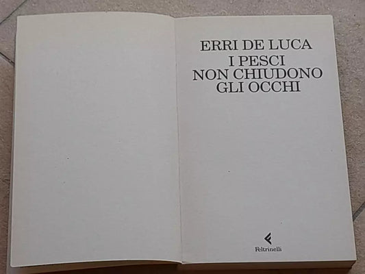 I PESCI NON CHIUDONO GLI OCCHI. ERRI DE LUCA. FELTRINELLI EDITORE. 1° EDIZIONE NE "I NARRATORI" 2011. COLLANA: I NARRATORI / FELTRINELLI.