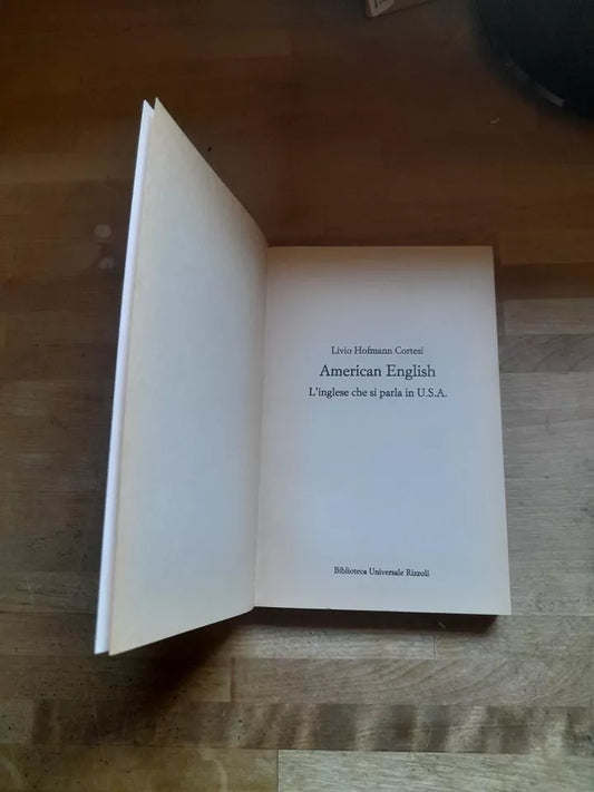 AMERICAN ENGLISH. L'INGLESE CHE SI PARLA IN U.S.A. LIVIO HOFMANN CORTESI. 1° EDIZIONE BUR 1985. COLLANA: BUR MANUALI.