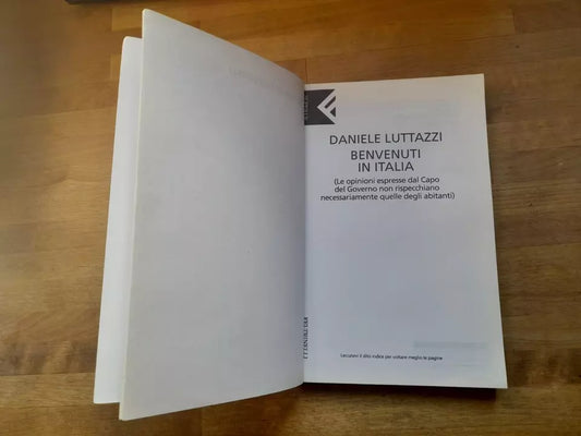 BENVENUTI IN ITALIA. DANIELE LUTTAZZI. FELTRINELLI EDITORE. COLLANA: SUPER UE. 2° EDIZIONE 2002.