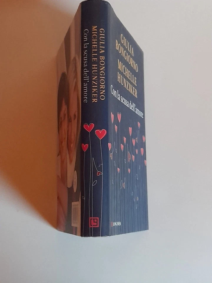 CON LA SCUSA DELL'AMORE. GIULIA BONGIORNO - MICHELLE HUNZIKER. LONGANESI EDITORE. COLLANA: "IL CAMMEO" VOLUME 558. 2° EDIZIONE 2013.