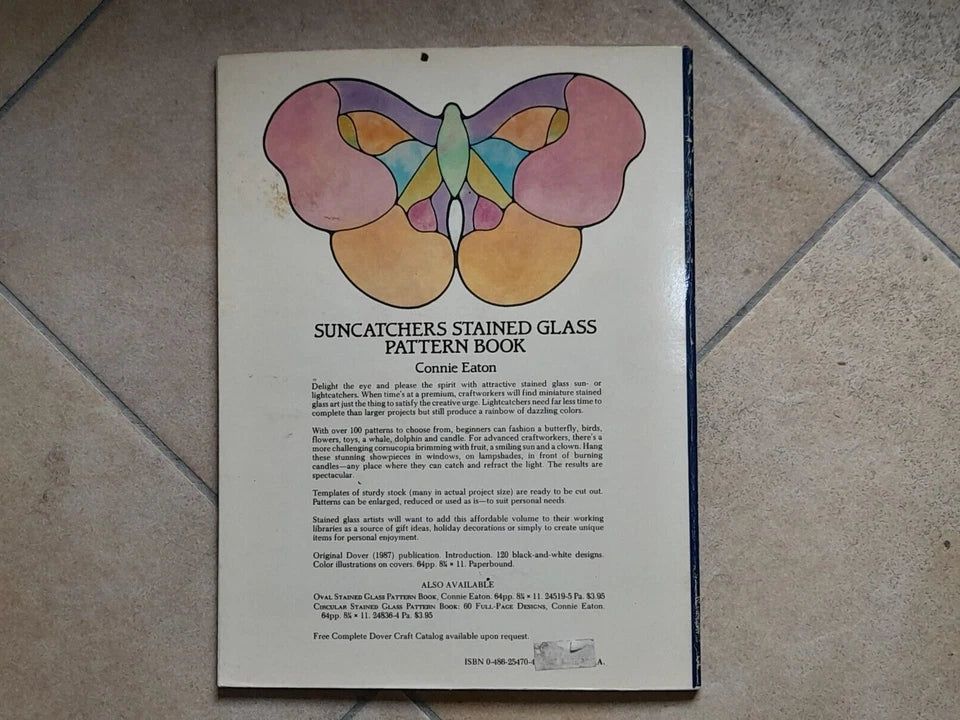 SUNCATCHERS STAINED GLASS PATTERN BOOK. CONNIE EATON. 120 DESIGNS. DOVER PUBLICATIONS, INC., NEW YORK. 1° EDIZIONE 1987.