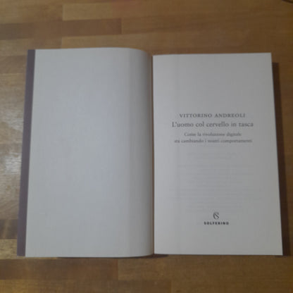 L'UOMO COL CERVELLO IN TASCA. VITTORINO ANDREOLI. SOLFERINO EDITORE. COLLANA: SAGGI. 1° EDIZIONE, GIUGNO 2019.