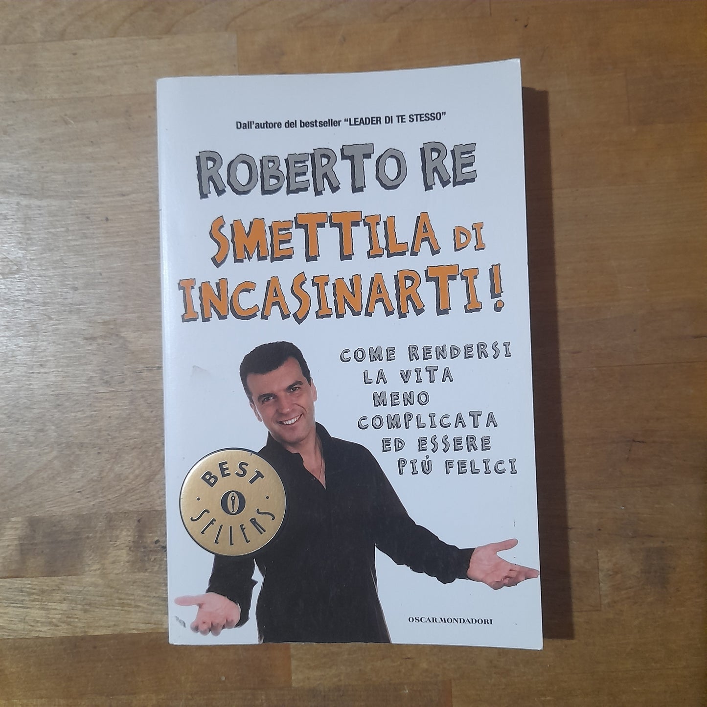 SMETTILA DI INCASINARTI!. ROBERTO RE. OSCAR MONDADORI EDITORE. COLLANA: OSCAR BESTSELLERS 1799. RISTAMPA 2011