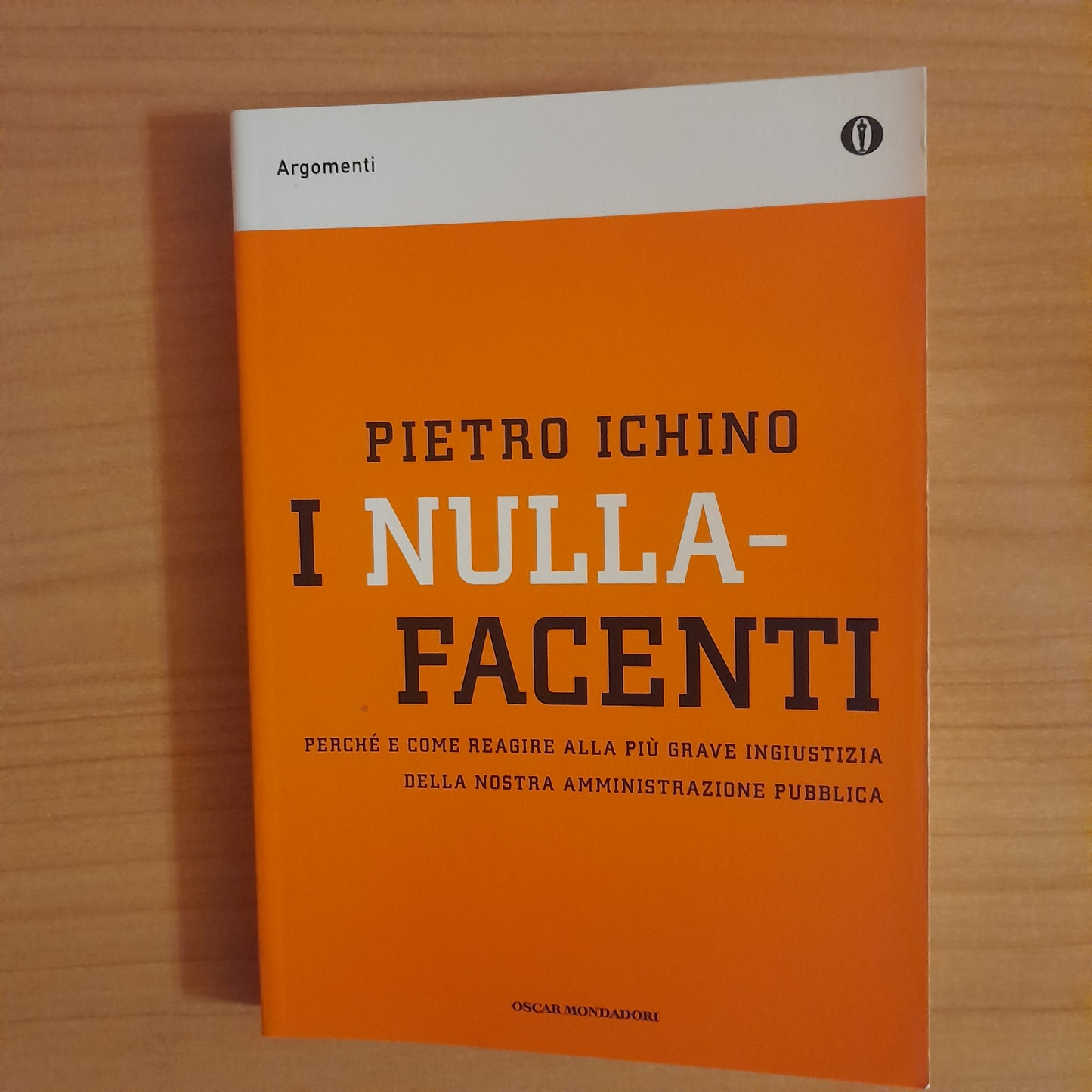 I NULLAFACENTI. PIETRO ICHINO. OSCAR MONDADORI EDITORE. COLLANA: OSCAR ARGOMENTI. 1° EDIZIONE 2008