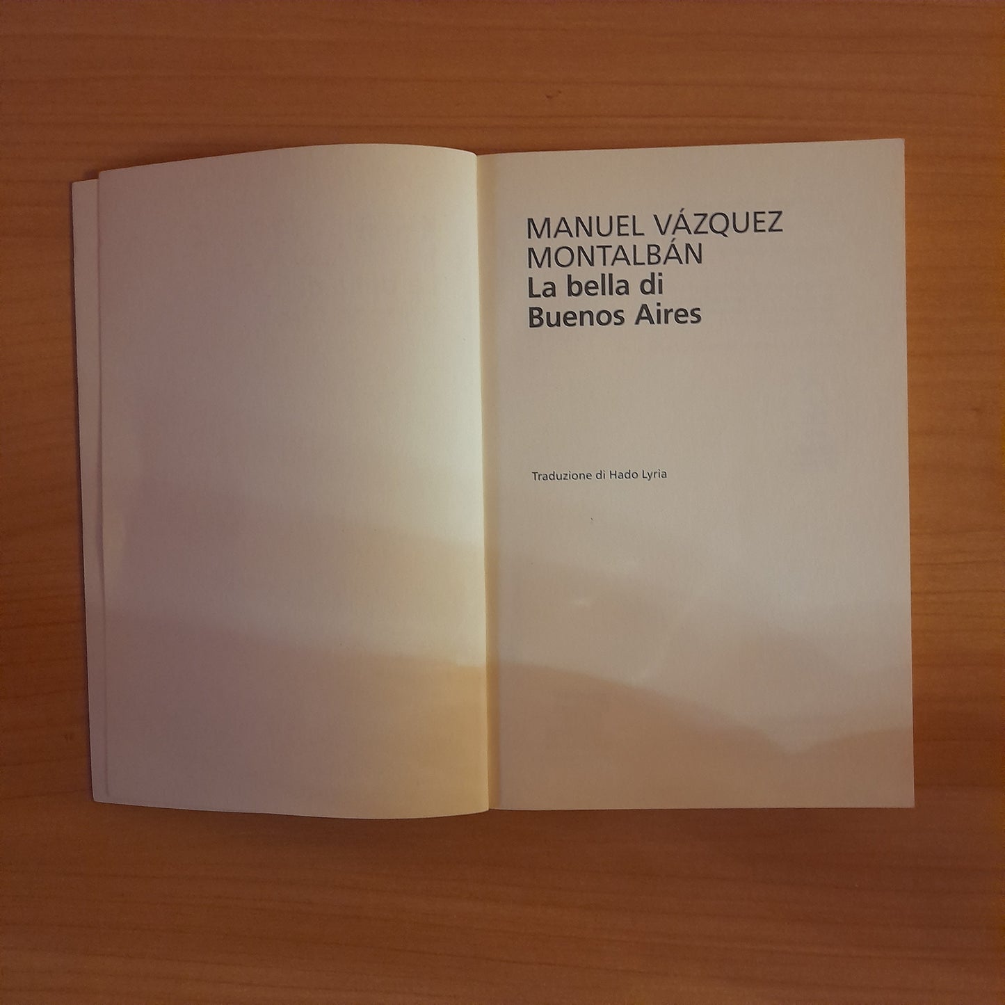 LA BELLA DI BUENOS AIRES. MANUEL VÀSQUEZ MONTALBÀN. FELTRINELLI EDITORE. COLLANA: UNIVERSALE ECONOMICA FELTRINELLI. 2° EDIZIONE: APRILE 2017.