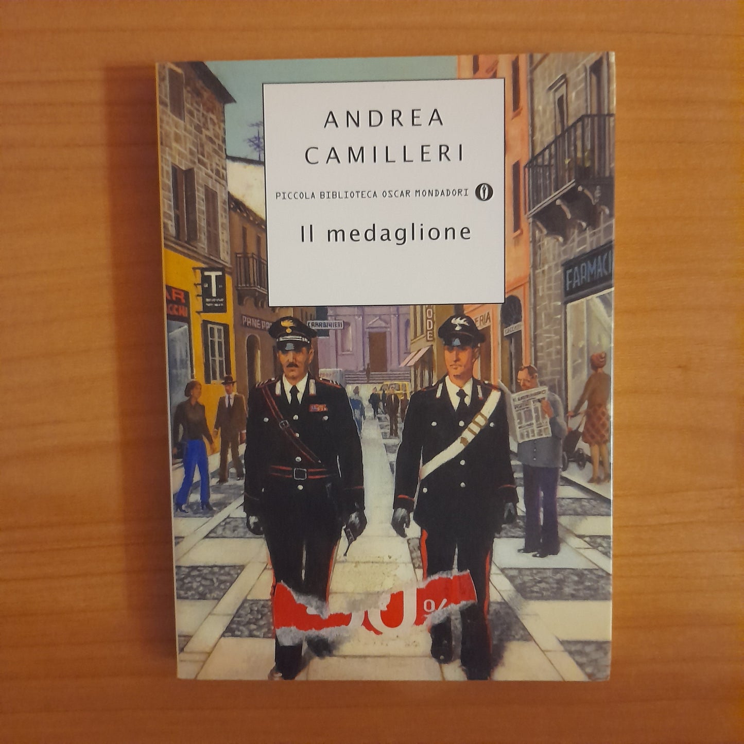 IL MEDAGLIONE. ANDREA CAMILLERI. OSCAR MONDADORI EDITORE. COLLANA: PICCOLA BIBLIOTECA OSCAR MONDADORI 421. 1° EDIZIONE: GIUGNO 2005.