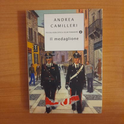 IL MEDAGLIONE. ANDREA CAMILLERI. OSCAR MONDADORI EDITORE. COLLANA: PICCOLA BIBLIOTECA OSCAR MONDADORI 421. 1° EDIZIONE: GIUGNO 2005.
