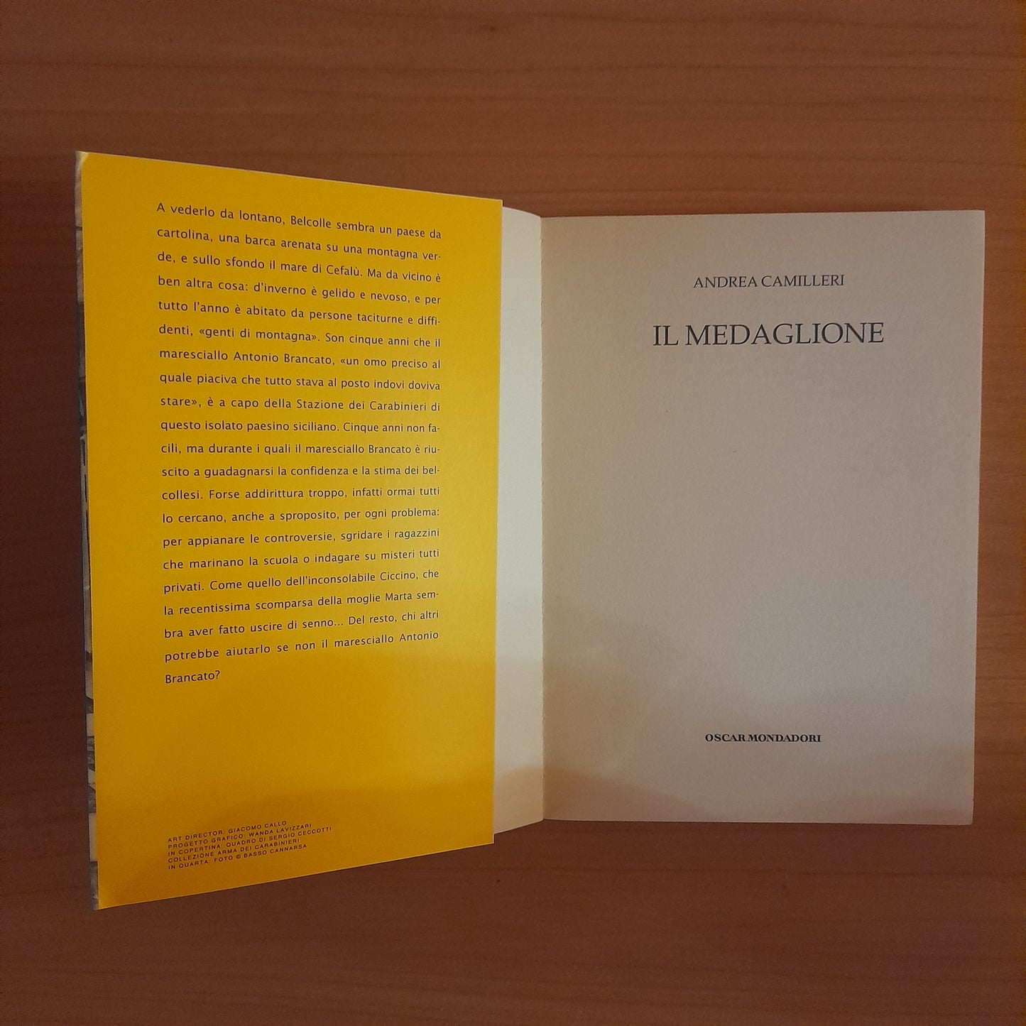 IL MEDAGLIONE. ANDREA CAMILLERI. OSCAR MONDADORI EDITORE. COLLANA: PICCOLA BIBLIOTECA OSCAR MONDADORI 421. 1° EDIZIONE: GIUGNO 2005.