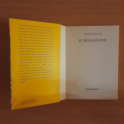 IL MEDAGLIONE. ANDREA CAMILLERI. OSCAR MONDADORI EDITORE. COLLANA: PICCOLA BIBLIOTECA OSCAR MONDADORI 421. 1° EDIZIONE: GIUGNO 2005.