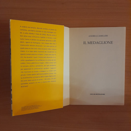 IL MEDAGLIONE. ANDREA CAMILLERI. OSCAR MONDADORI EDITORE. COLLANA: PICCOLA BIBLIOTECA OSCAR MONDADORI 421. 1° EDIZIONE: GIUGNO 2005.