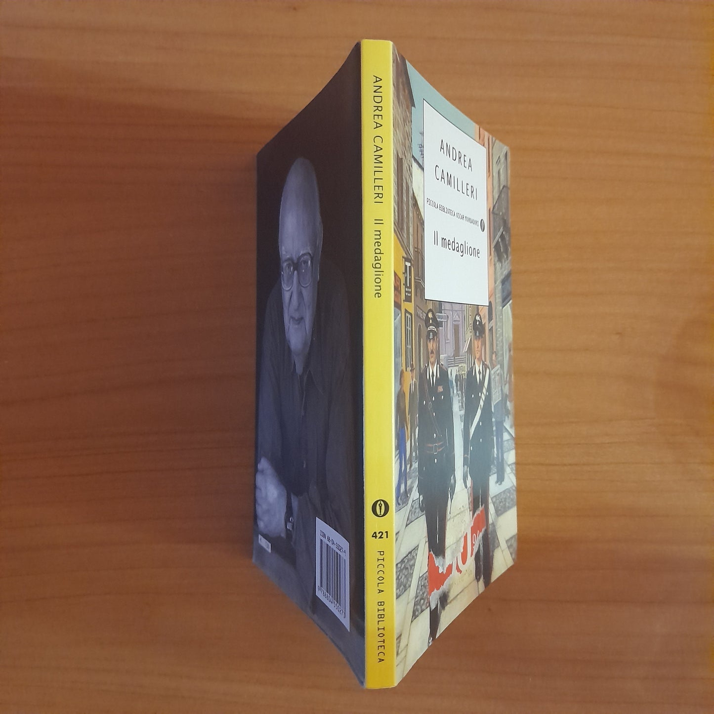 IL MEDAGLIONE. ANDREA CAMILLERI. OSCAR MONDADORI EDITORE. COLLANA: PICCOLA BIBLIOTECA OSCAR MONDADORI 421. 1° EDIZIONE: GIUGNO 2005.