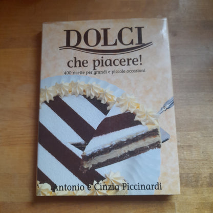 DOLCI CHE PIACERE!. 400 RICETTE PER GRANDI E PICCOLE OCCASIONI. ANTONIO E CINZIA PICCINARDI. EDIZIONE CDE SU LICENZA MONDADORI, 1992.
