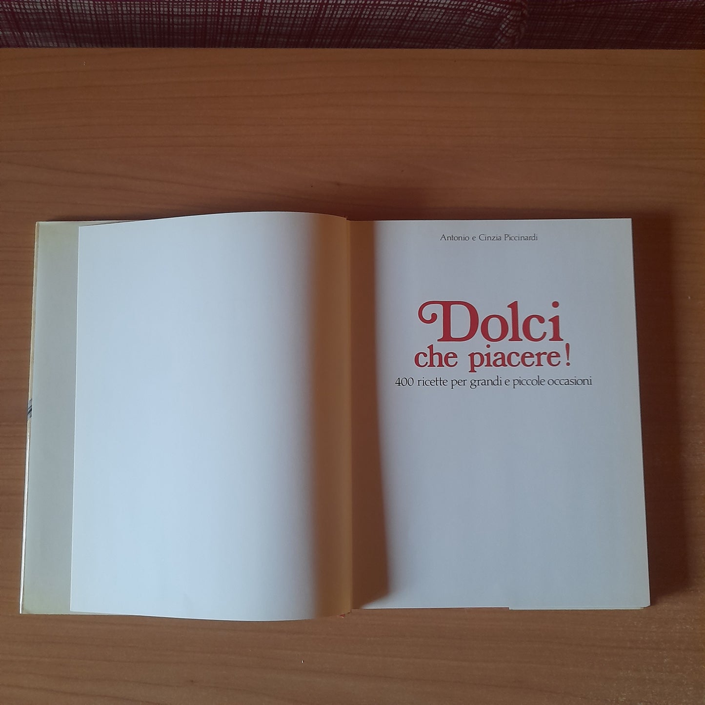 DOLCI CHE PIACERE!. 400 RICETTE PER GRANDI E PICCOLE OCCASIONI. ANTONIO E CINZIA PICCINARDI. EDIZIONE CDE SU LICENZA MONDADORI, 1992.