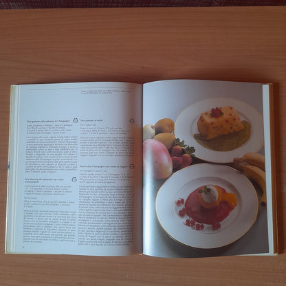 DOLCI CHE PIACERE!. 400 RICETTE PER GRANDI E PICCOLE OCCASIONI. ANTONIO E CINZIA PICCINARDI. EDIZIONE CDE SU LICENZA MONDADORI, 1992.
