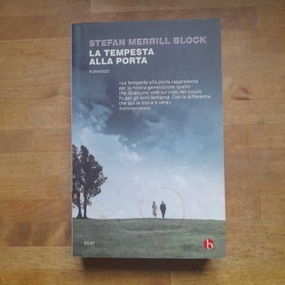 LA TEMPESTA ALLA PORTA. STEFAN MERRIL BLOCK. BEAT EDIZIONI. 1° EDIZIONE 2014. COLLANA: BIBLIOTECA EDITORI ASSOCIATI DI TASCABILI 134.