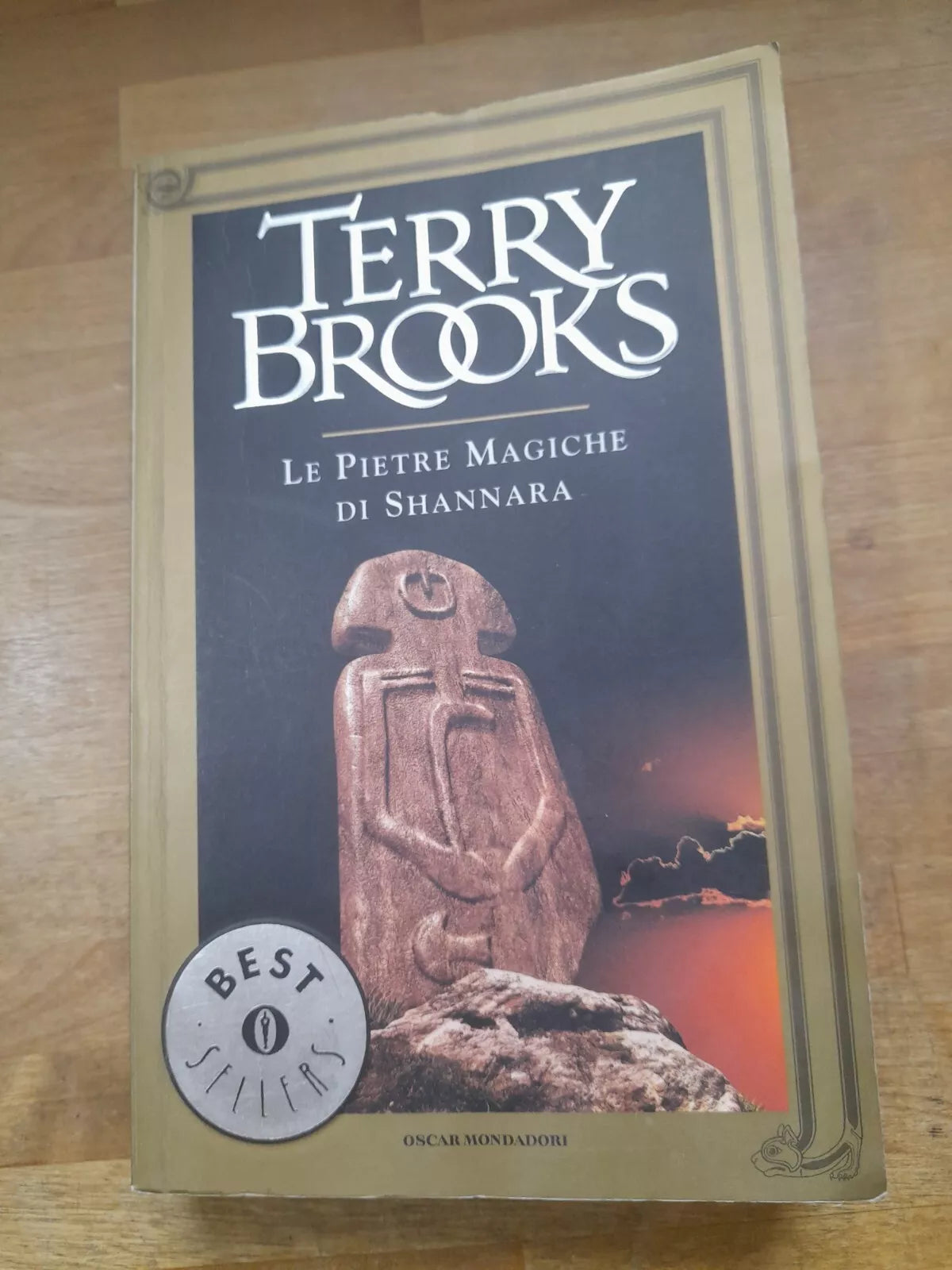 LE PIETRE MAGICHE DI SHANNARA. TERRY BROOKS. OSCAR MONDADORI EDITORE. COLLANA: OSCAR BESTSELLERS MONDADORI 367. RISTAMPA 1995.