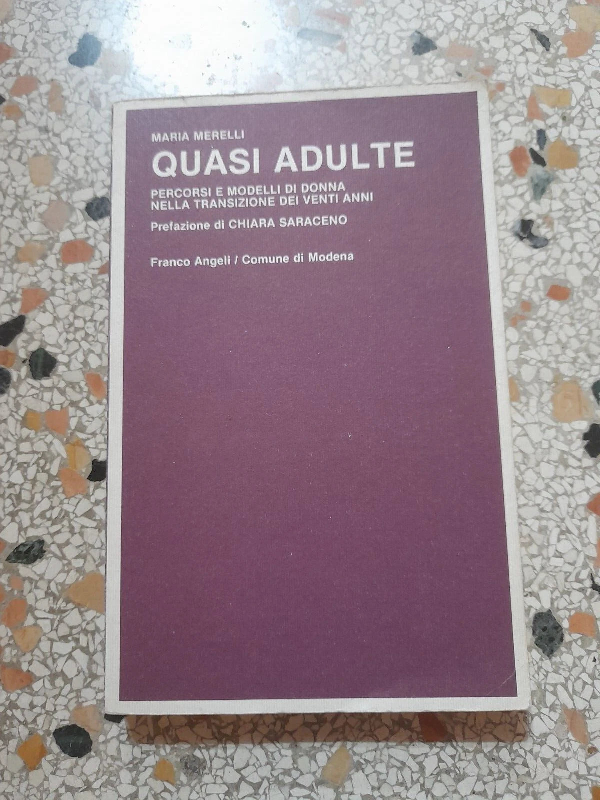 QUASI ADULTE. PERCORSI E MODELLI DI DONNA NELLA TRANSIZIONE DEI VENTI ANNI. MARIA MERELLI. FRANCO ANGELI EDITORE. 1° EDIZIONE 1989. COLLANA: CENTRO STUDI E DOCUMENTAZIONE SULLA CONDIZIONE SOCIALE E GIOVANILE DEL PROGETTO GIOVANI DEL COMUNE DI MODENA.