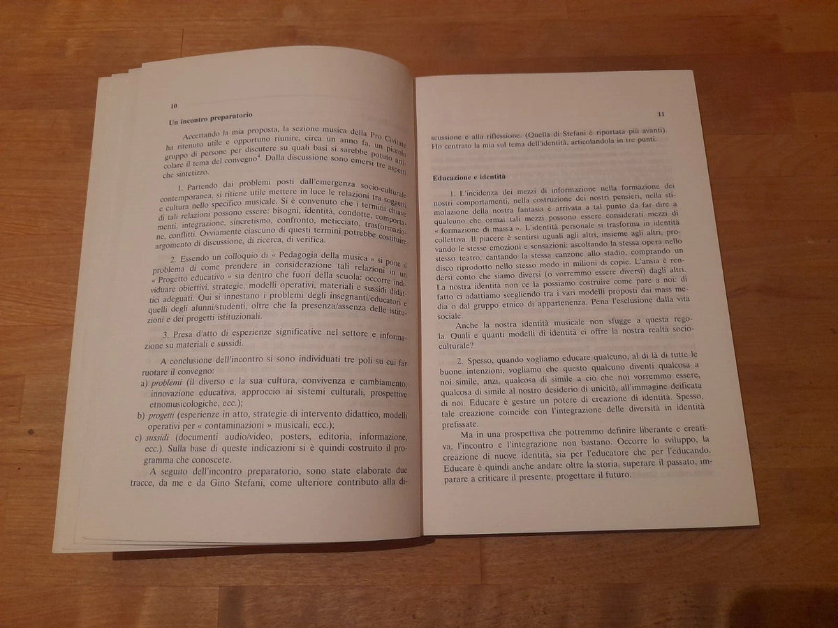 EDUCAZIONE MUSICALE IN UNA SOCIETA' MULTIETNICA. COLLANA: QUADERNI DI MUSICA APPLICATA 15. A CURA DI MARIO PIATTI. EDIZIONI FONOGRAFICHE E MUSICALI PCC, 1992.