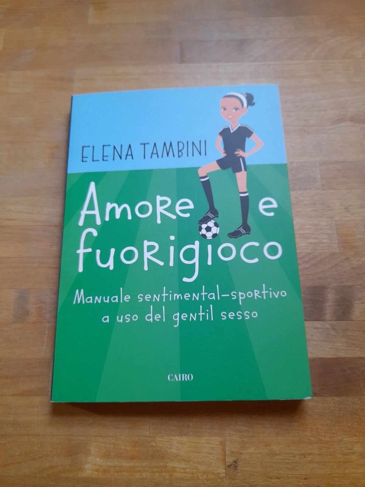 AMORE E FUORIGIOCO. MANUALE SENTIMENTAL - SPORTIVO A USO DEL GENTIL SESSO. ELENA TAMBINI. 1° EDIZIONE AGOSTO 2015. COLLANA: EXTRA.