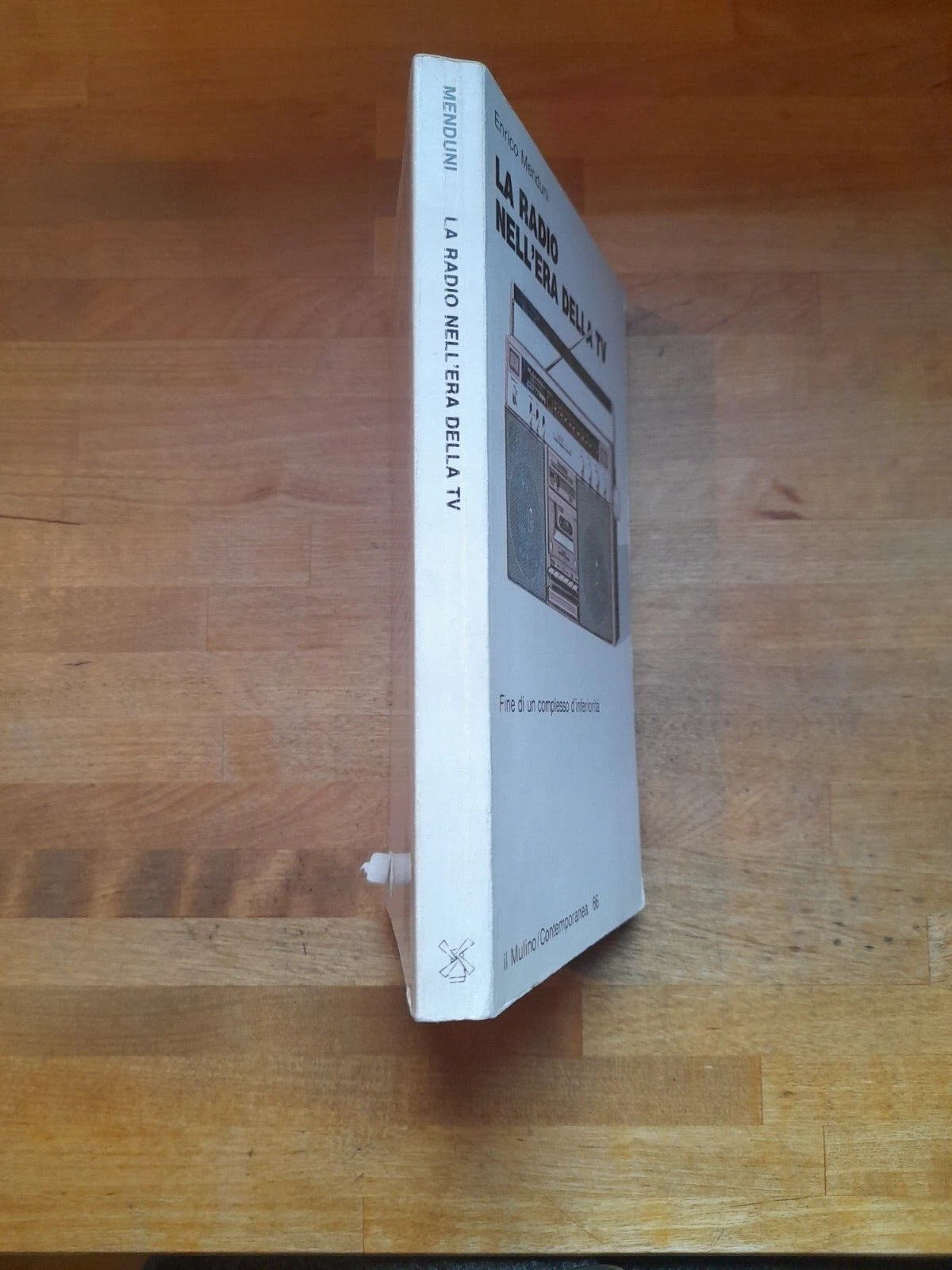 LA RADIO NELL'ERA DELLA TV. FINE DI UN COMPLESSO DI INFERIORITA'. ENRICO MENDUNI. IL MULINO EDITRICE. COLLANA: CONTEMPORANEA / 66. RISTAMPA 1994.