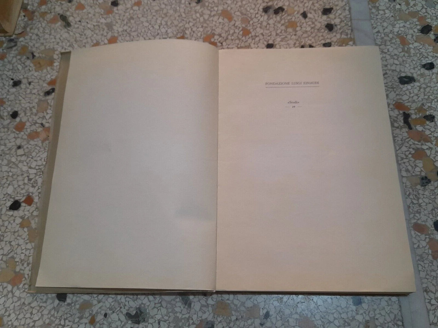 STORIOGRAFIA FRANCESE ED ITALIANA A CONFRONTO SUL FENOMENO ASSOCIATIVO XVII E XIX SECOLO. A CURA DI MARIA TERESA MAIULLARI. FONDAZIONE LUIGI EINAUDI, 1988. COLLANA: "STUDI" 29.