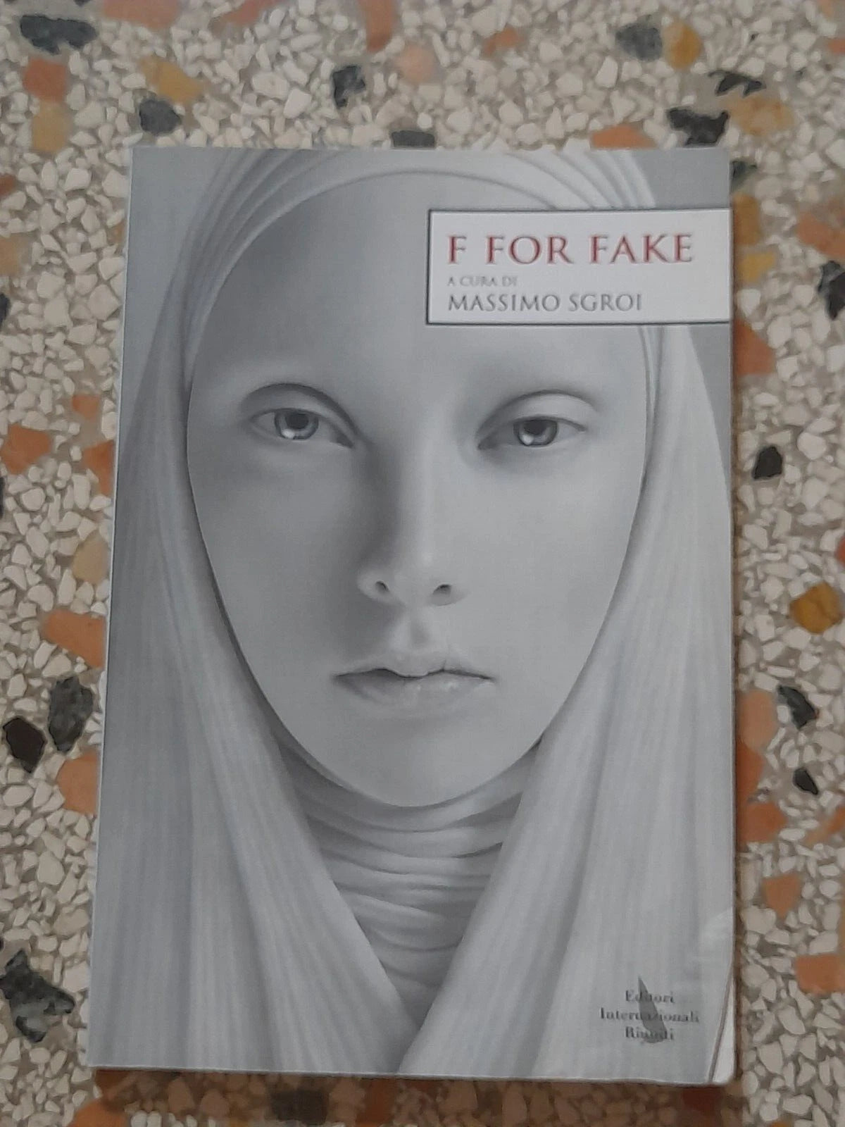 F FOR FAKE. A CURA DI MASSIMO SGROI. EDITORI INTERNAZIONALI RIUNITI. COLLANA: NAVIGAZIONI. 1° EDIZIONE 2013.