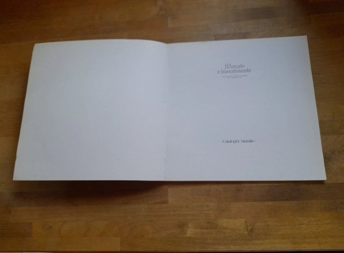 MERCATO E TRAVESTIMENTO. L'ARTIGIANATO D'ARTE A VENEZIA FINE '800 INIZI '900. 1° EDIZIONE 1984. MARSILIO EDITORE. COLLANA: CATALOGHI MARSILIO.