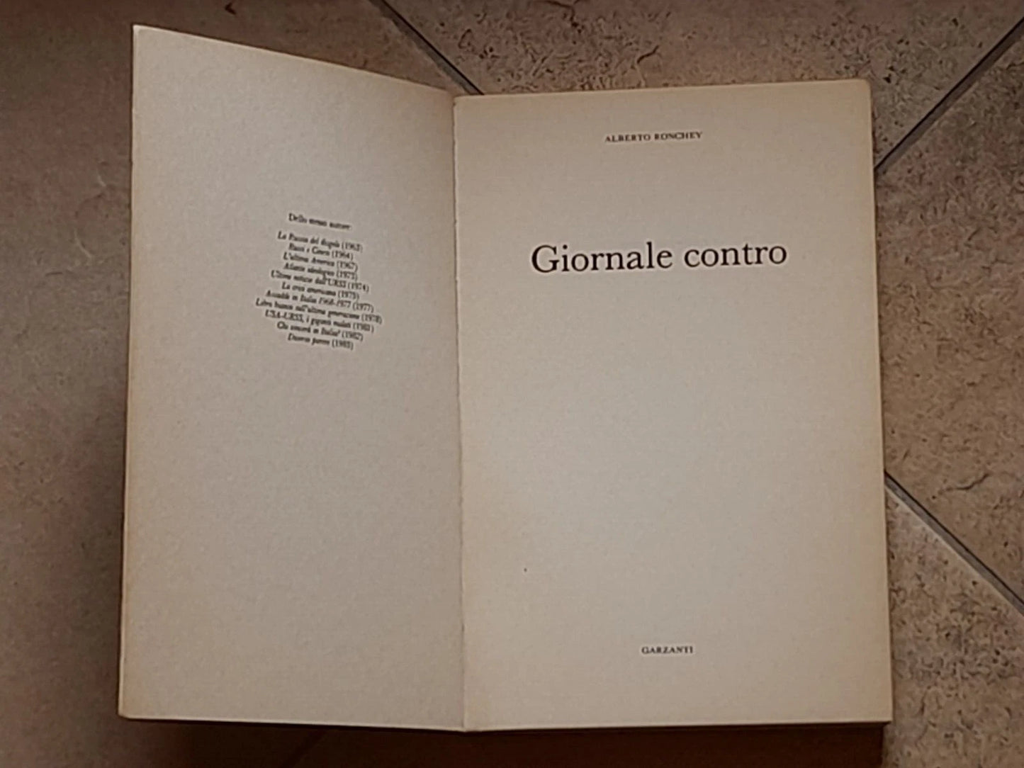 GIORNALE CONTRO. ALBERTO RONCHEY. 1° EDIZIONE GARZANTI, FEBBRAIO 1985. COLLANA: SAGGI BLU.