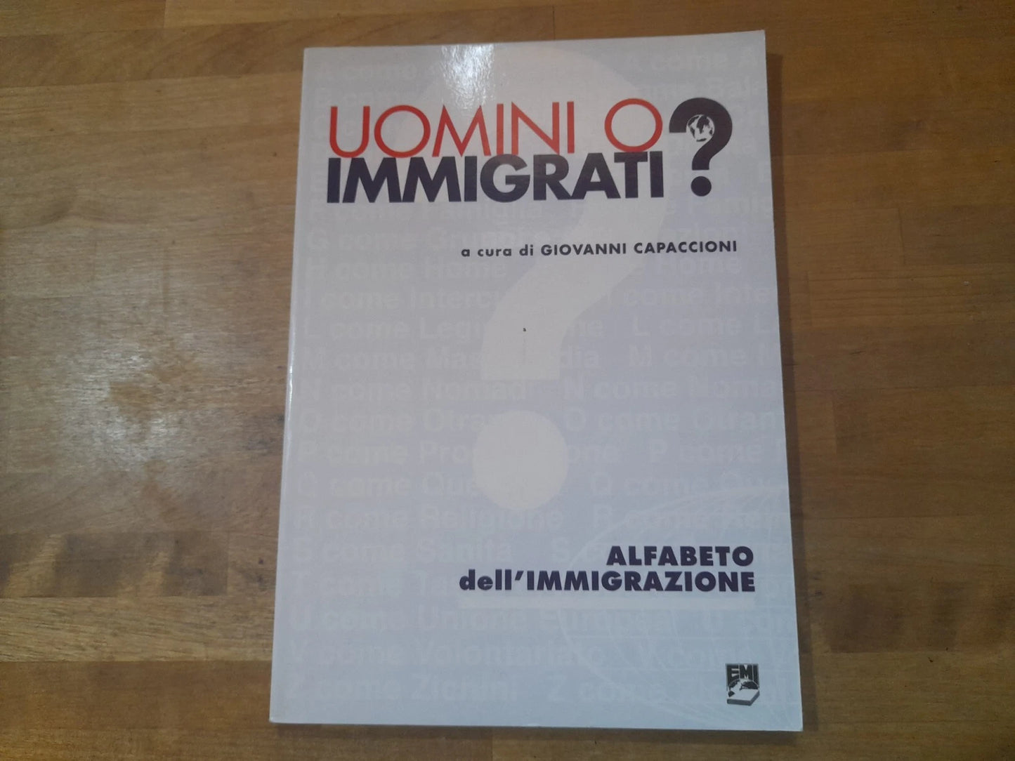 UOMINI O IMMIGRATI? ALFABETO DELL'IMMIGRAZIONE. A CURA DI GIOVANNI CAPACCIONI. EDITRICE MISSIONARIA ITALIANA. RISTAMPA 2001. SERIE: "STRUMENTI".