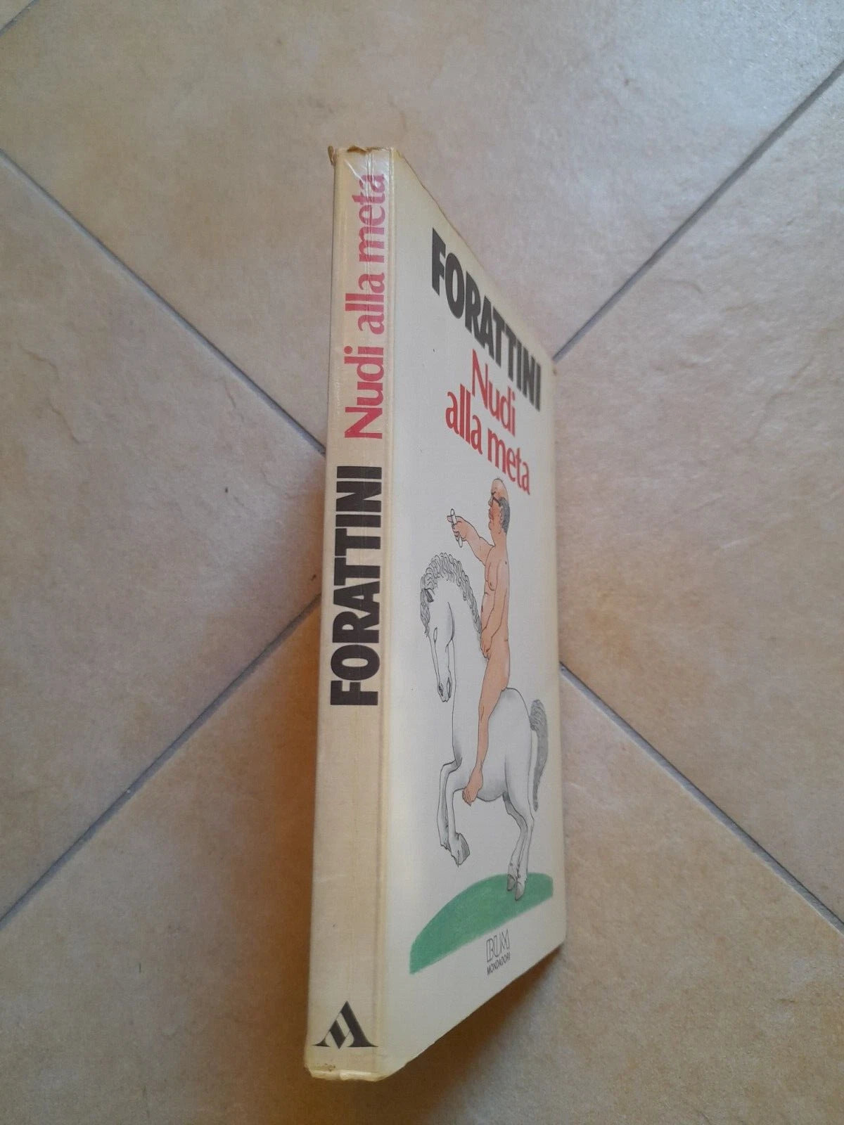 NUDI ALLA META. GIORGIO FORATTINI. ARNOLDO MONDADORI EDITORE. COLLANA: BIBLIOTECA UMORISTICA MONDADORI (BUM). 2° EDIZIONE, DICEMBRE 1985.