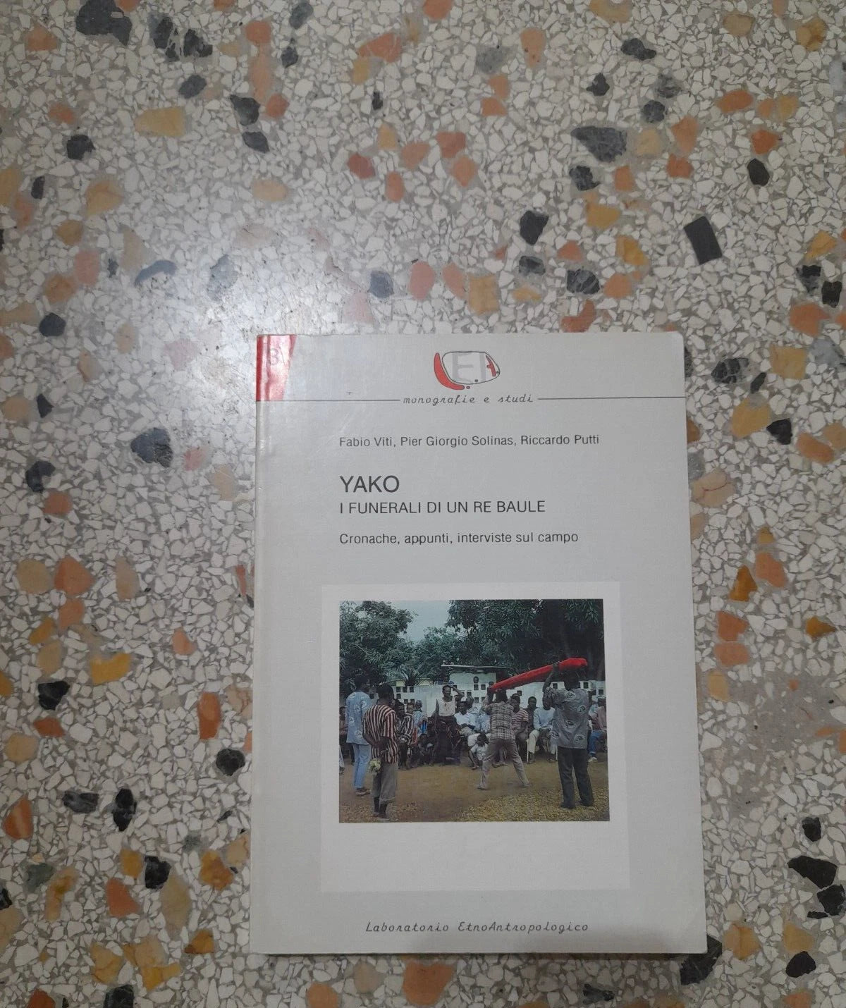 YAKO I FUNERALI DI UN RE  BAULE, CRONACHE, APPUNTI, INTERVISTE SUL CAMPO. AA.VV. COLLANA: MONOGRAFIE E STUDI 3. RISTAMPA 1992.