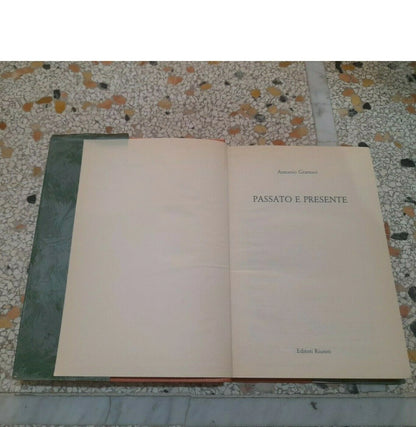 PASSATO E PRESENTE. ANTONIO GRAMSCI. EDITORI RIUNITI. COLLANA: IL PENSIERO DI GRAMSCI. 1° EDIZIONE 1987.