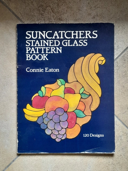 SUNCATCHERS STAINED GLASS PATTERN BOOK. CONNIE EATON. 120 DESIGNS. DOVER PUBLICATIONS, INC., NEW YORK. 1° EDIZIONE 1987.