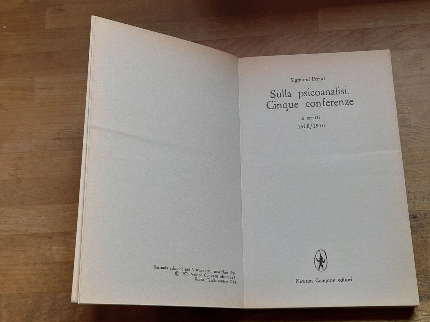 SULLA PSICOANALISI. CINQUE CONFERENZE E SCRITTI 1908/1910. SIGMUND FREUD. NEWTON COMPTON EDITORI. COLLANA: NEWTON TESTI/10. 2° EDIZIONE 1984.