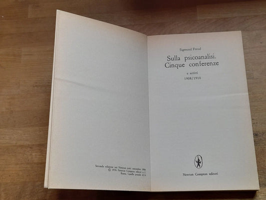 SULLA PSICOANALISI. CINQUE CONFERENZE E SCRITTI 1908/1910. SIGMUND FREUD. NEWTON COMPTON EDITORI. COLLANA: NEWTON TESTI/10. 2° EDIZIONE 1984.