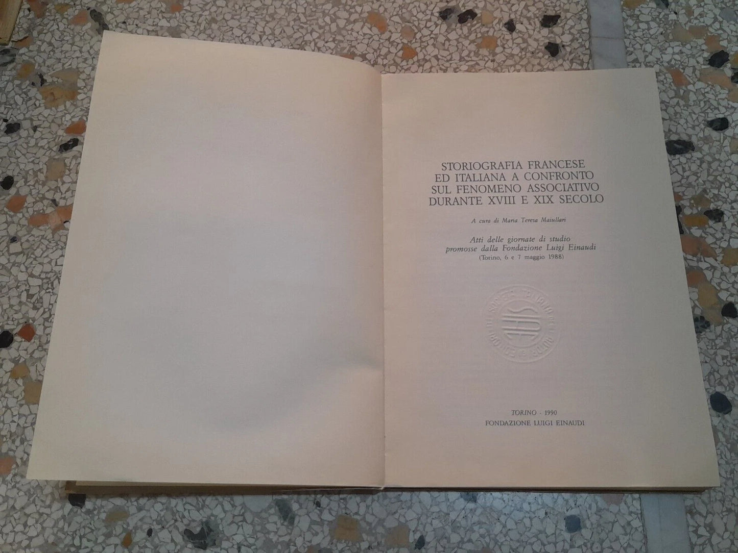 STORIOGRAFIA FRANCESE ED ITALIANA A CONFRONTO SUL FENOMENO ASSOCIATIVO XVII E XIX SECOLO. A CURA DI MARIA TERESA MAIULLARI. FONDAZIONE LUIGI EINAUDI, 1988. COLLANA: "STUDI" 29.
