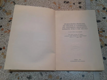STORIOGRAFIA FRANCESE ED ITALIANA A CONFRONTO SUL FENOMENO ASSOCIATIVO XVII E XIX SECOLO. A CURA DI MARIA TERESA MAIULLARI. FONDAZIONE LUIGI EINAUDI, 1988. COLLANA: "STUDI" 29.