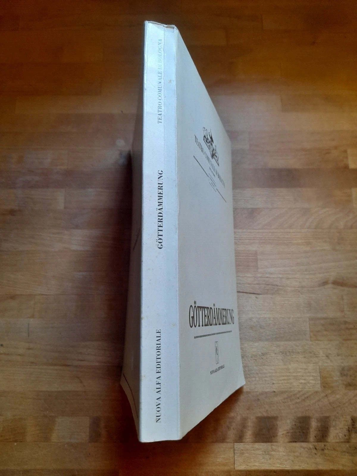 GOTTERDAMMERUNG. TEATRO COMUNALE BOLOGNA STAGIONE D'OPERA '92-'93. NUOVA ALFA EDITORIALE. A CURA DI SILVIA CAMERINI.