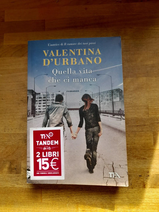 QUELLA VITA CHE CI MANCA. VALENTINA D'URBANO. TEA EDITRICE, 2017. COLLANA: TEA TANDEM. EDIZIONE SPECIALE TEA TANDEM.